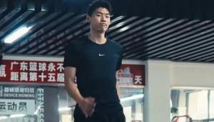 眼神坚毅！崔永熙已回到广东进行恢复训练